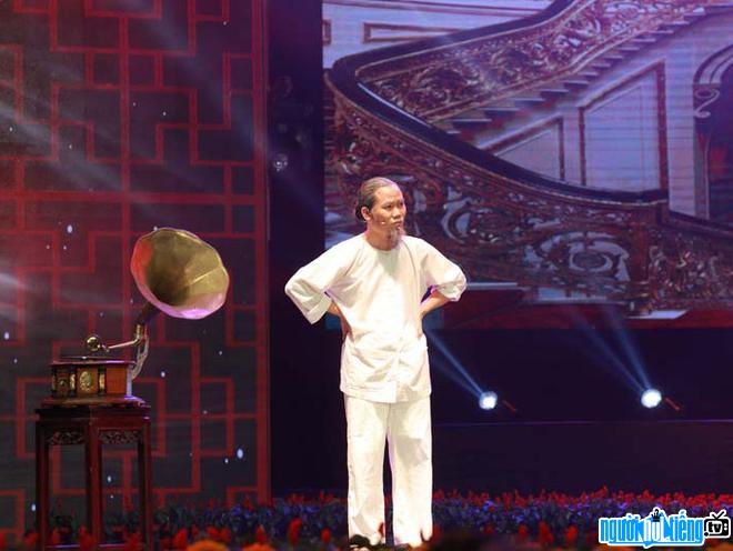  A performance image of Comedian Vuong Rau