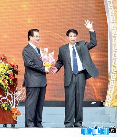 Bí thư tỉnh Huỳnh Minh Chắc tặng hoc cho Thủ tướng Nguyễn Tấn Dũng tại Lễ kỷ niệm 40 năm Giải phóng miền Nam thống nhất đất nước