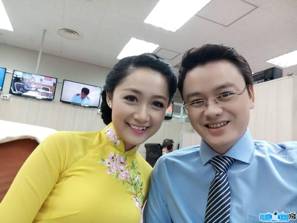  Editor Huu Bang with Editor Thu Ha before the broadcast