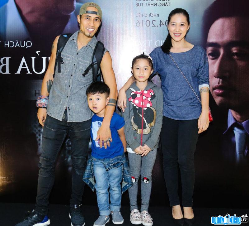 Small family of rock singer Pham Anh Khoa