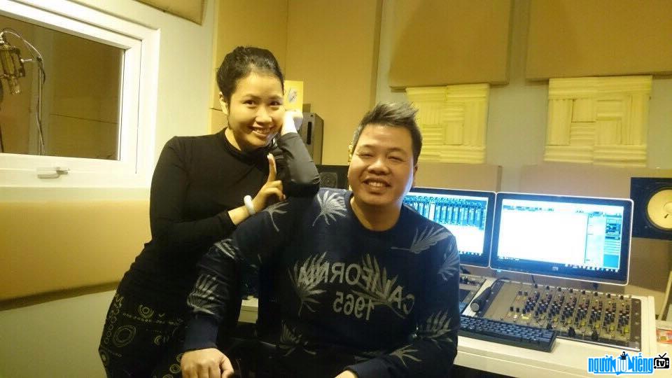 Singer Tran Hong Nhung with singer Dang Duong at the recording studio