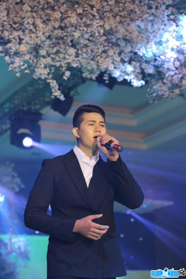  Performance image in a recent show by singer Ray Vo