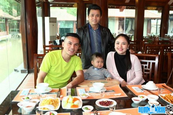  Singer Tuan Cuong with the family of singer Tu Dua