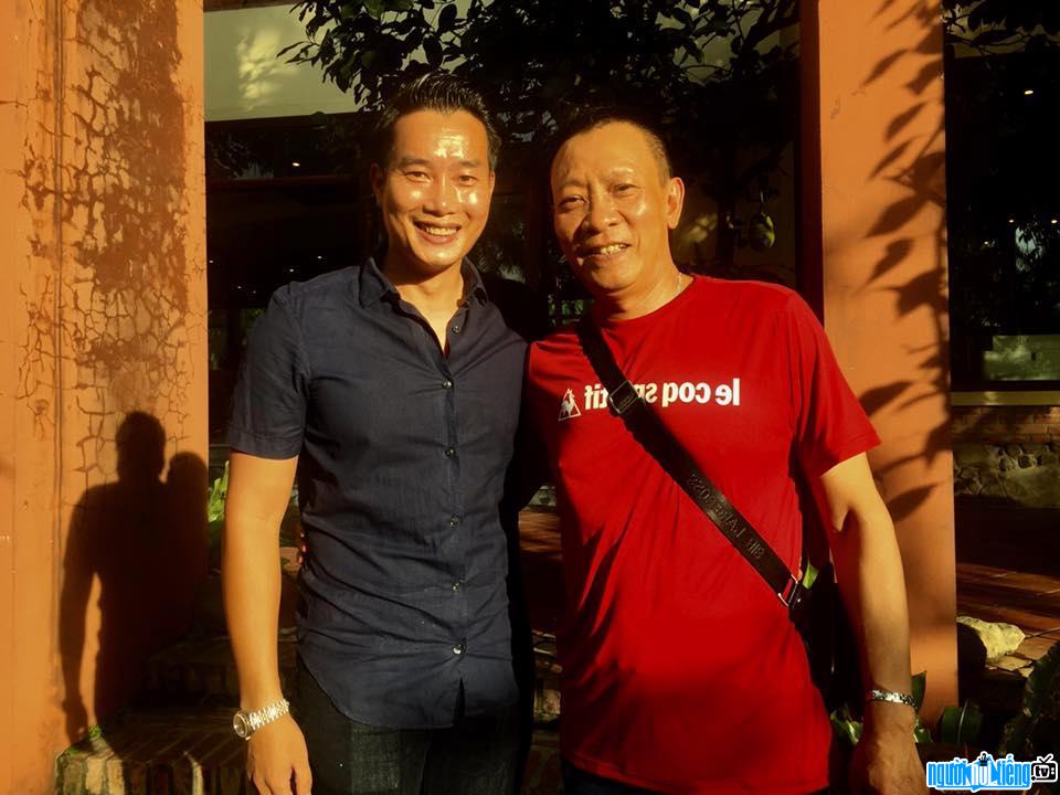 MC- Biên tập viên Hoa Thanh Tùng bên nhà báo Lại Văn Sâm