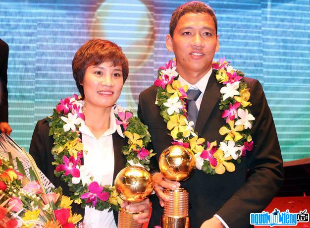 Cầu thủ bóng đá Nguyễn Thị Minh Nguyệt và cầu thủ Anh Đức giành giải Quả bóng Vàng Việt Nam năm 2015