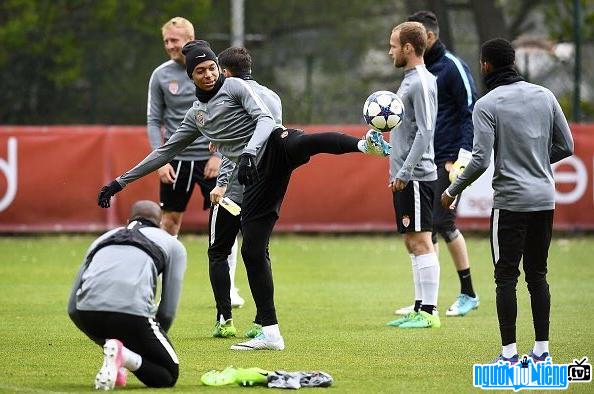 Kylian Mbappé trains hard with with his teammates