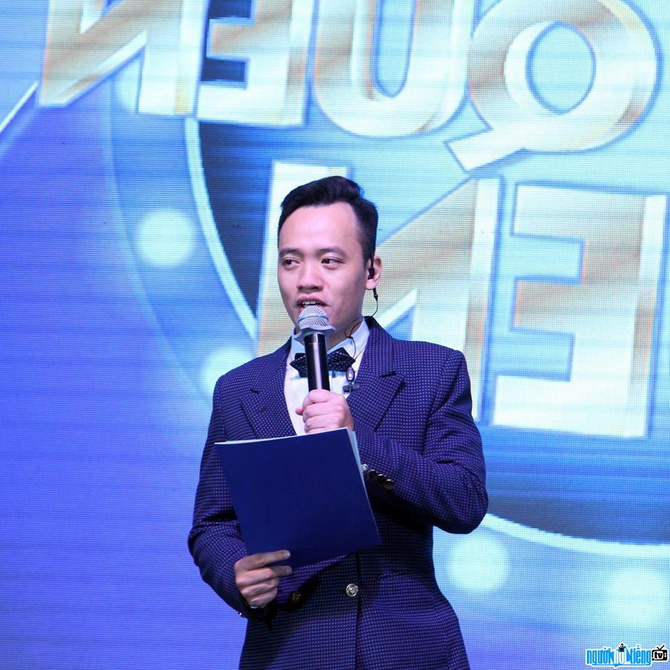  Picture of Tho Vau as MC in a program