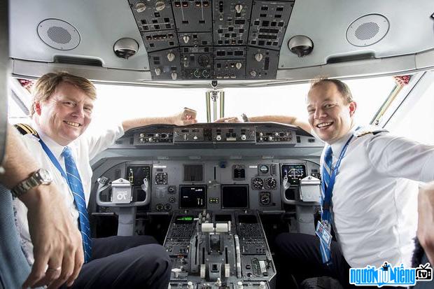 Quốc Vương Hà Lan Willem-Alexander trên chiếc máy bay nơi ông làm phi công trong suốt 21 năm qua