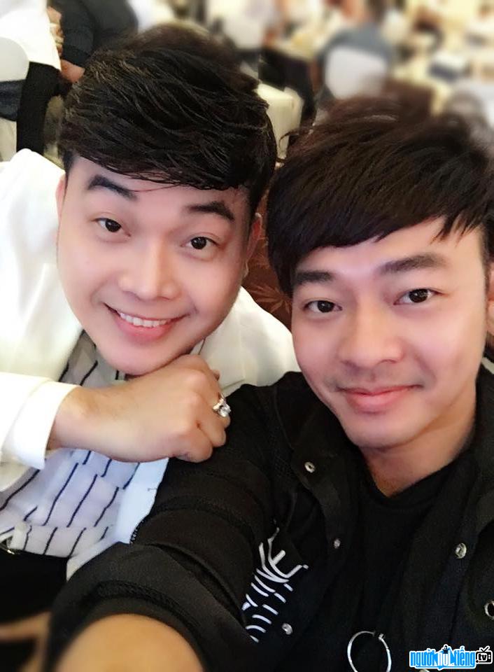  Ca Singer Doan Thai Bao with his close friend singer Khanh Binh