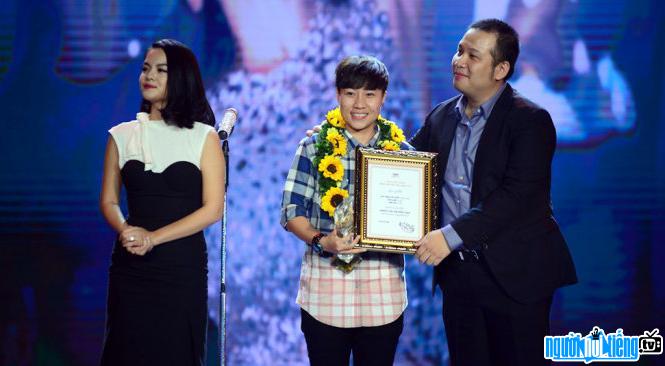 Director Dinh Ha Uyen Thu in the ceremony to receive the Impressive MV Director award