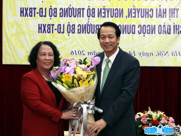 Bộ Trưởng Đào Ngọc Dung nhận hoa từ Bộ trưởng Phạm Thị Hải Chuyền trong ngày nhận chức của mình
