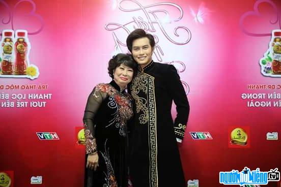  Singer Tong Hao Nhien and his mother participated in a recent event