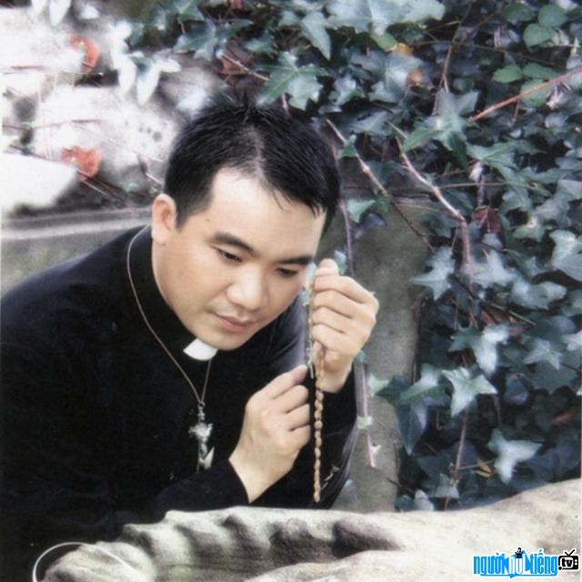 JB Nguyen Sang - a priest who worked hard to do charity with his singing
