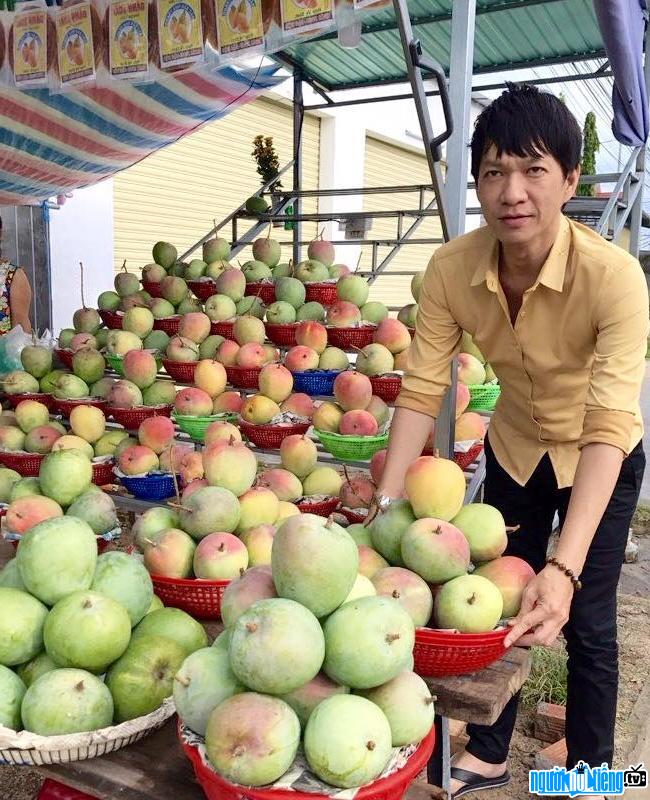 Nam Singer Nguyen Minh Anh sells mangoes