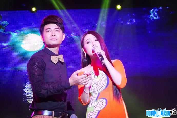  Male singer Le Sang duet with artist Luu Anh Loan