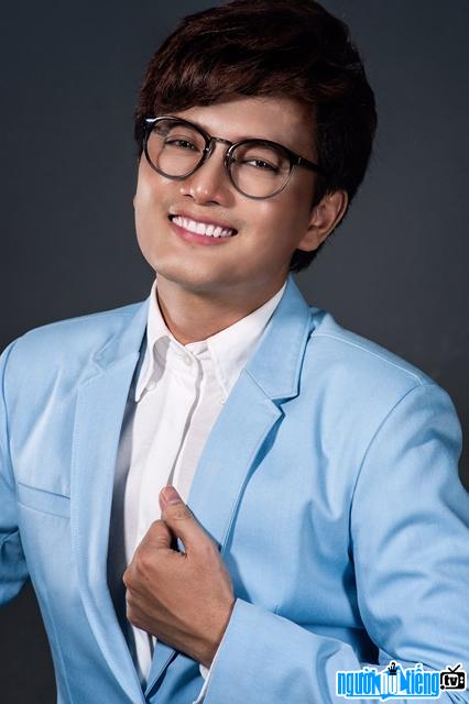 A portrait of male singer Nguyen Le Ba Thang