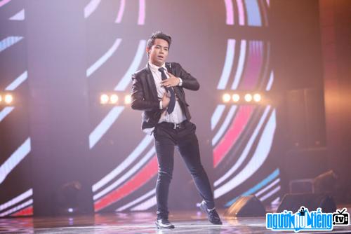  Latest pictures of singer Nguyen Huy in the Perfect Transformation Award Gala