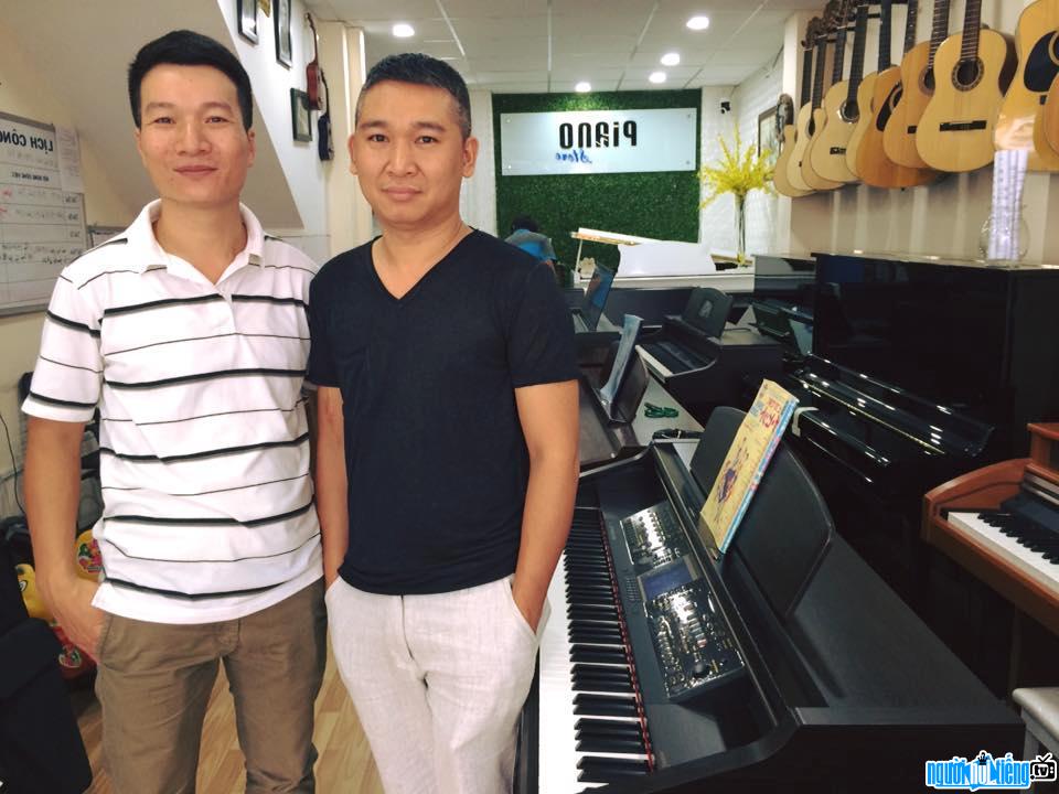 Singer Dzoan Minh with artist Tran Ngoc