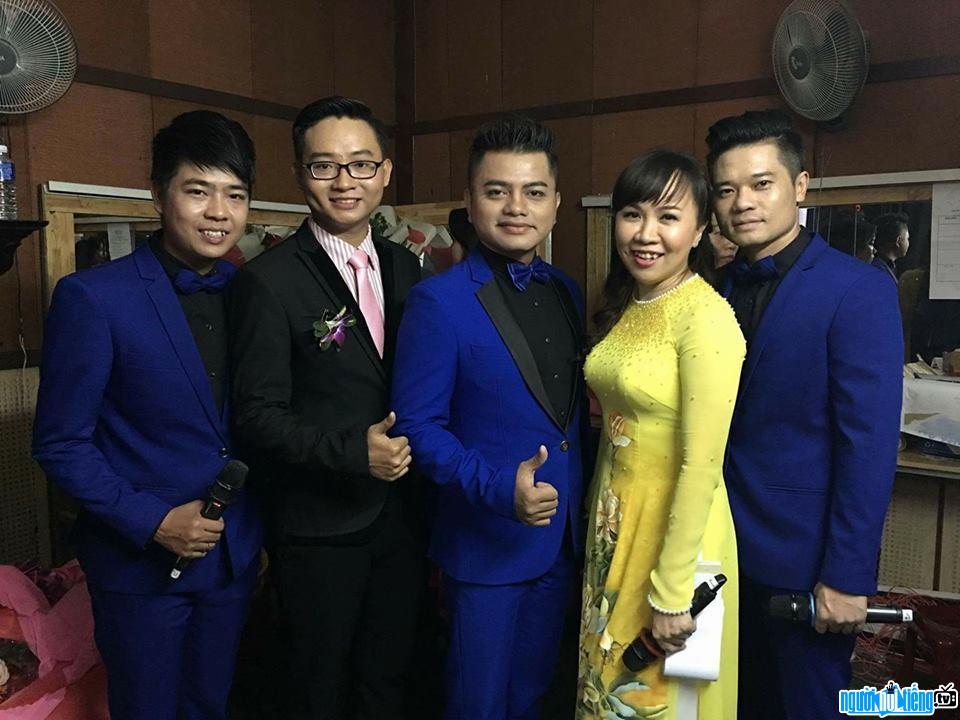  Y Jang Tuyn with brothers and sisters Artist's sister