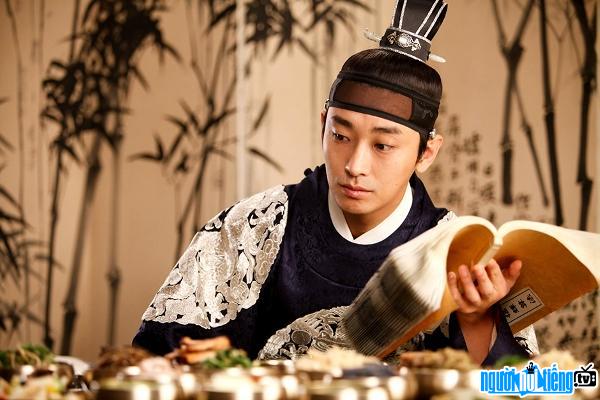 Actor Joo Ji-hoon's image in a scene from a historical drama
