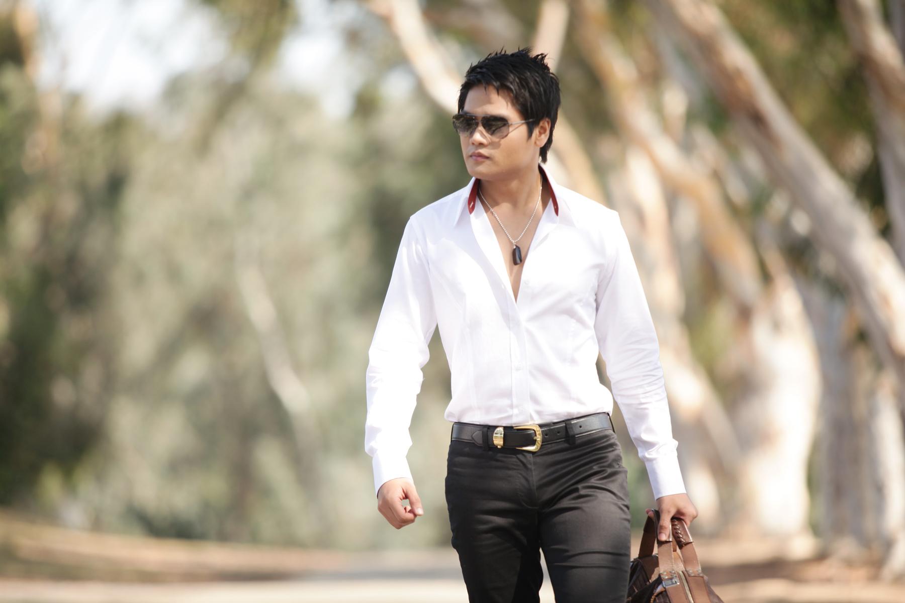 Another picture of singer Pham Huy Du