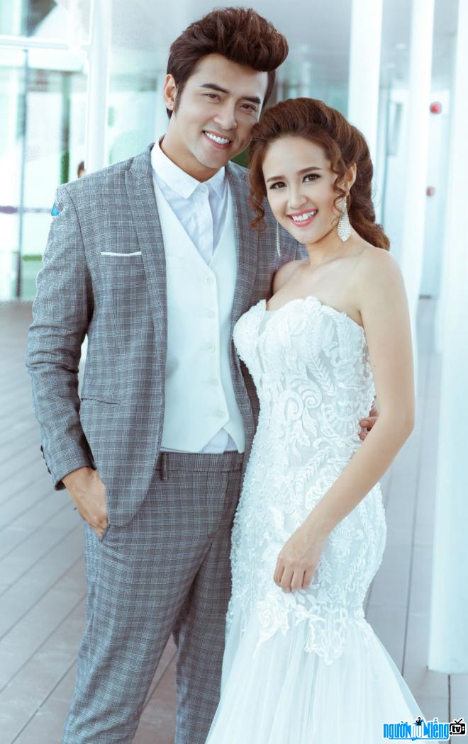  The photo of singer Anh Tam smiling brightly with the bride Phuong Hang
