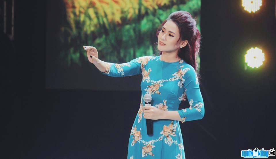 Image Singer Yen Nhien is performing on stage