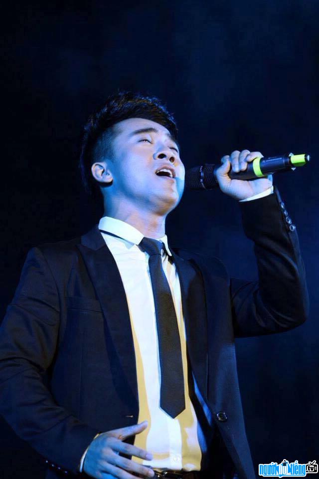 Hình ảnh ca sĩ Quang Hào trong một buổi biểu diễn