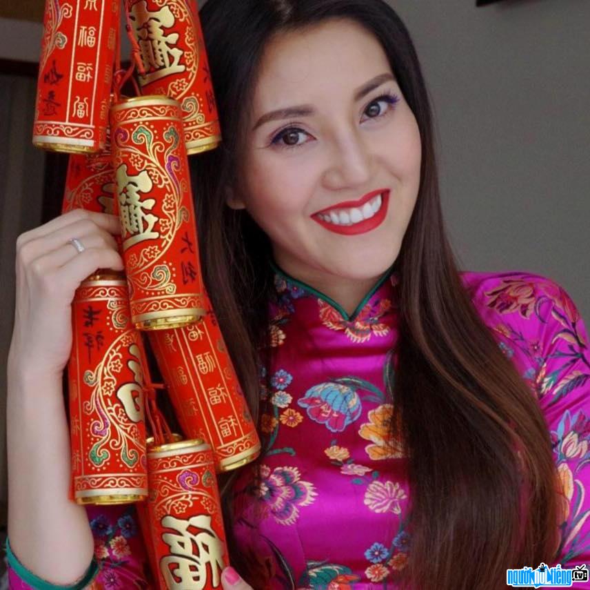  The image of female singer Ho Bich Ngoc is radiant on New Year's Day