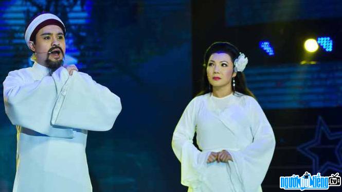  Singer Hoai Anh Kiet transforms into historical figure Nguyen Trai in a cai luong excerpt