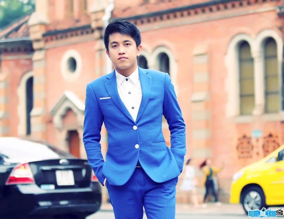  Singer Mai Tran Lam is handsome and masculine with a vest