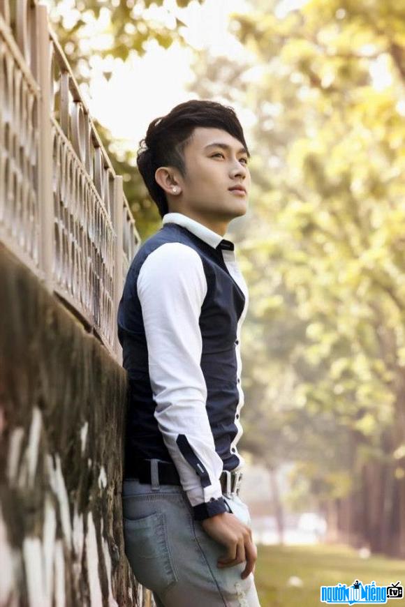The handsomeness of musician Khac Anh