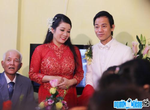 The photo of singer Che Phong and artist Thanh Thanh Hien on the day of the wedding ceremony