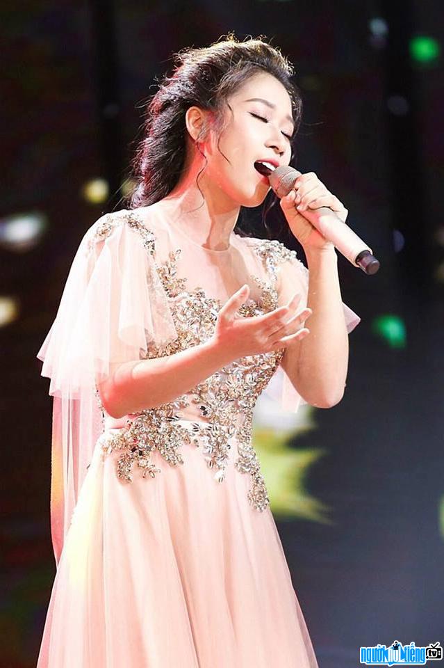The image of singer Hellen Thuy performing on stage