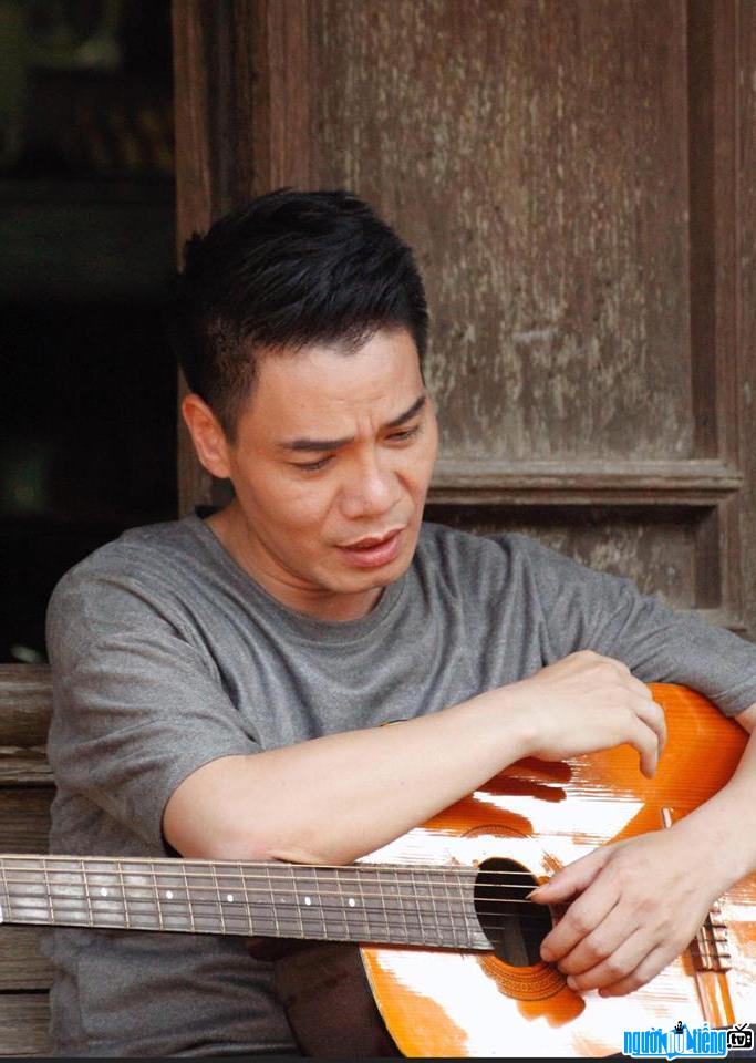  Huy Cuong is a singer Lyrical music