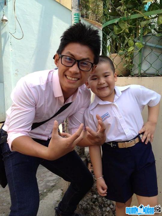  Photo of singer Thien Vuong and son