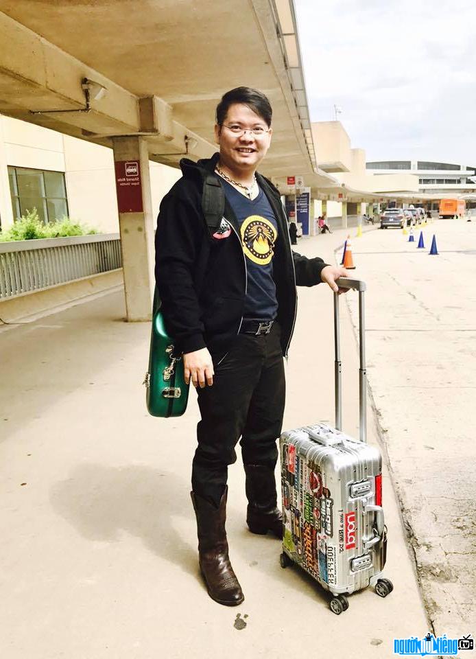  Other pictures of musician Pham Tuan Hung