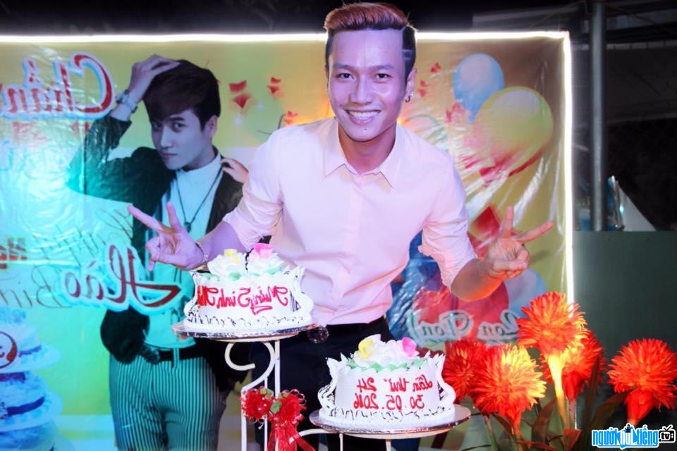 Hình ảnh ca sĩ Lon Ton trong bữa tiệc sinh nhật lần thứ 24 của mình