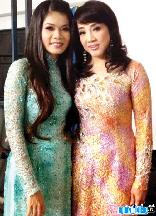  Artist Phuong Hong Thuy with her daughter