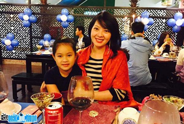  runner-up To Huong Lan with her daughter