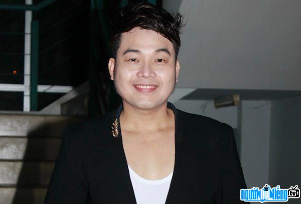 A new photo of male singer Khanh Binh