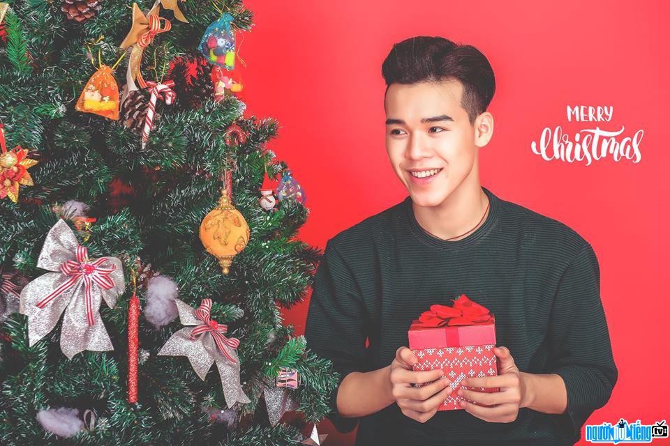  The image of male singer Hoang Minh Quy on Christmas day