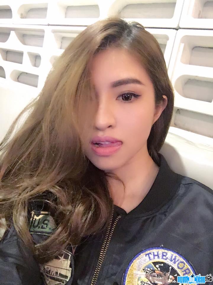 Latest picture of female singer Hong Vinh