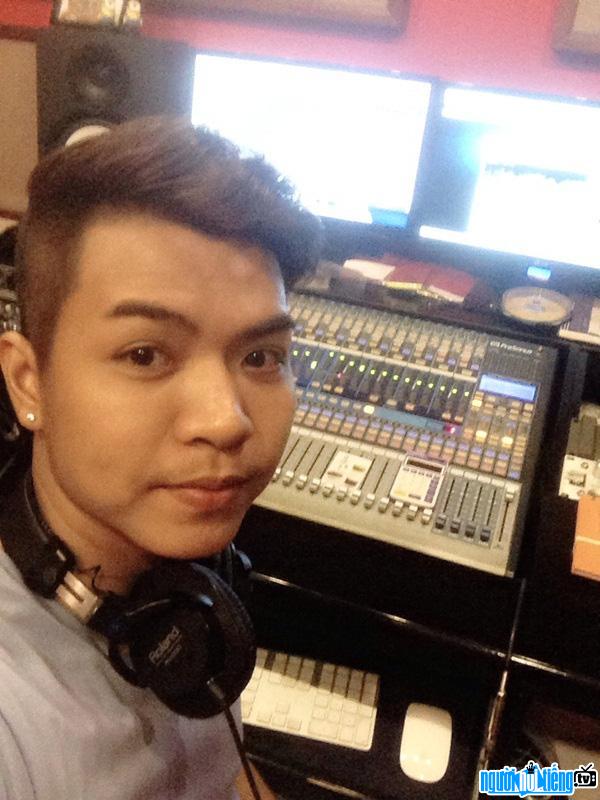  The image of musician Do Hieu at his workplace