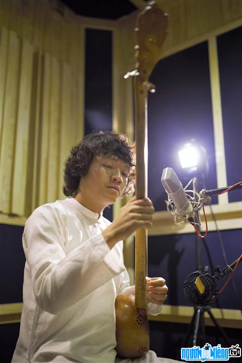 Nhạc sĩ Ngô Hồng Quang cùng với cây đàn của mình trong phòng thu Fly High