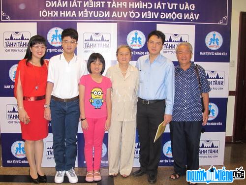 Nguyễn Anh Khôi cùng với gia đình của mình