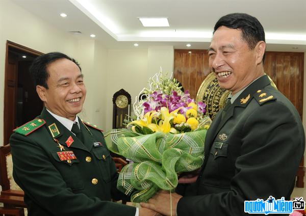  Senior Lieutenant General Vo Trong Viet gave flowers to the delegation of the Guangzhou-China defense army