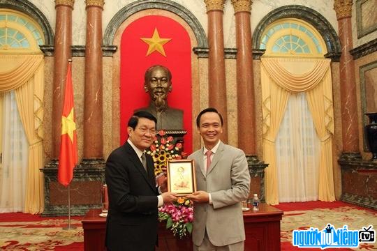  Trinh Van Quyet's image was awarded the Red Star Award by the President of the country