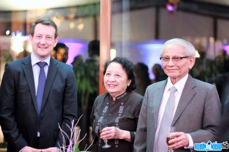 Giáo sư Phan Huy Lê  cùng với Chủ tịch nước Trương Tấn Sang tại Hội thảo.