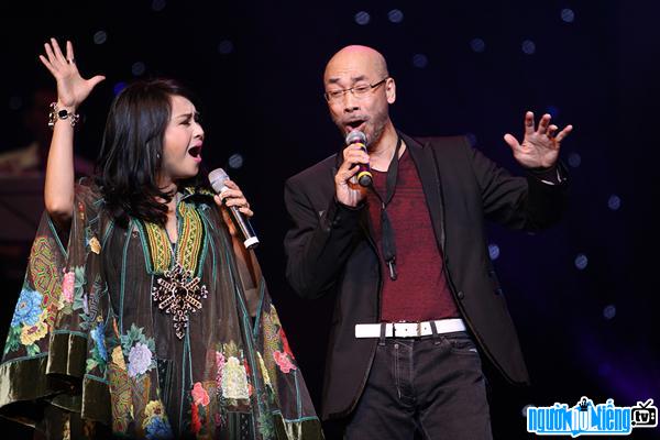 Trinh Nam Son with singer Thanh Lam burning hard on stage